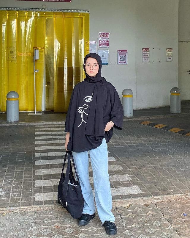 10 OOTD Hijab Nuansa Hitam Ala Zhafira, Gak Bikin Bosan