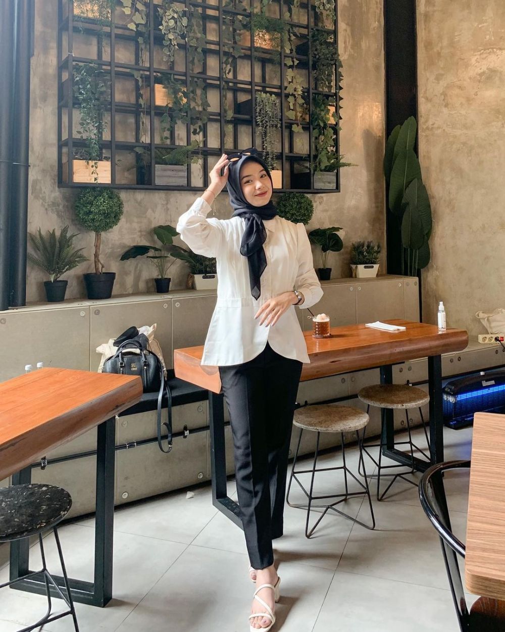 9 Ide Outfit Hijab Hitam Putih ala Ayu Kartika, Gak Boring!