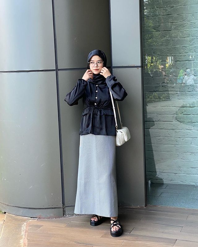 10 OOTD Hijab Nuansa Hitam Ala Zhafira, Gak Bikin Bosan