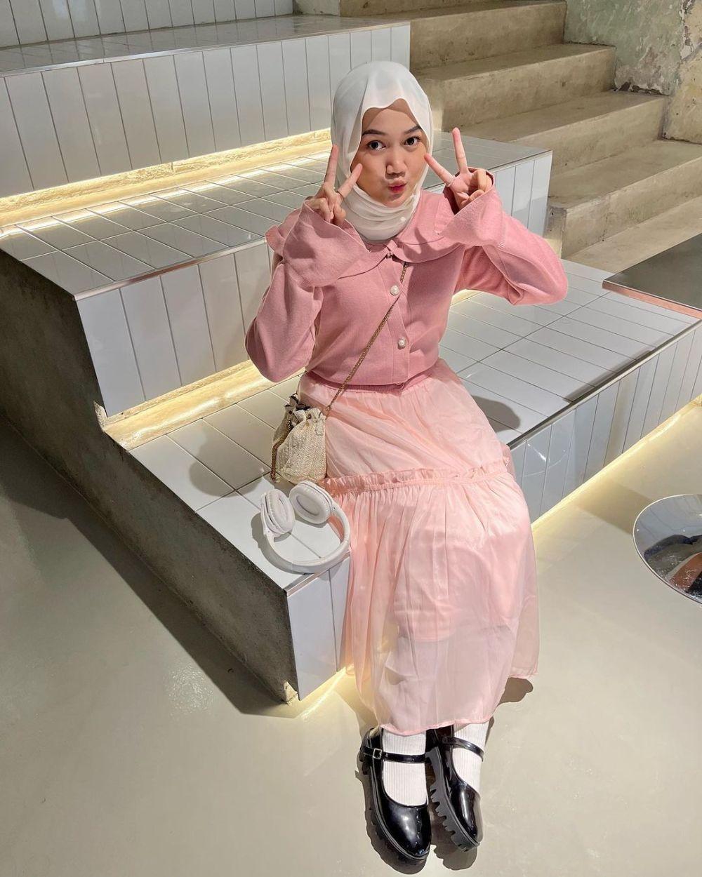 10 OOTD Hijab Putih ala Selebgram Adinda Valda, Gak Membosankan! 