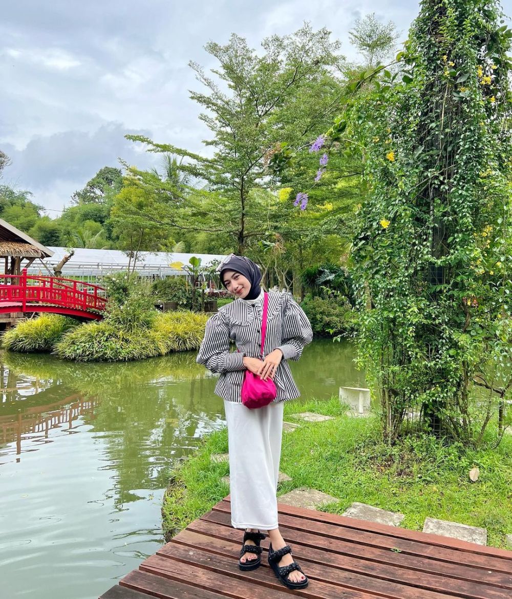 9 Inspirasi Outfit Monokrom Hitam Putih Ala Rafika Rahma, Classy!