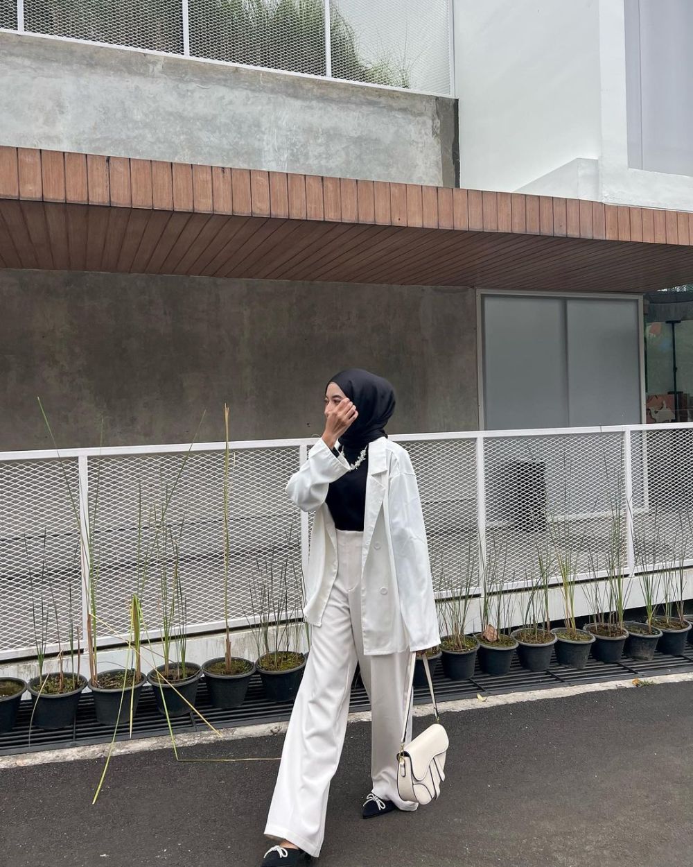 9 Inspirasi Outfit Monokrom Hitam Putih Ala Rafika Rahma, Classy!