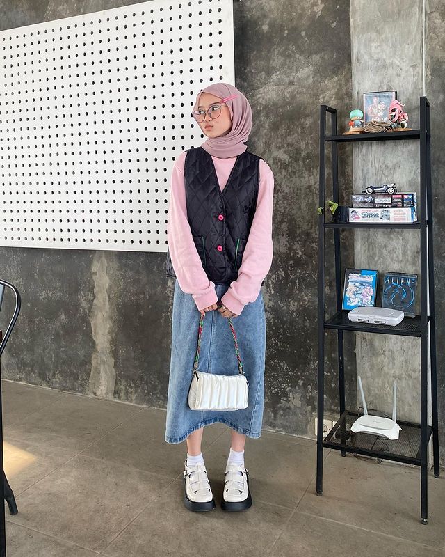 10 OOTD Hijab Nuansa Hitam Ala Zhafira, Gak Bikin Bosan