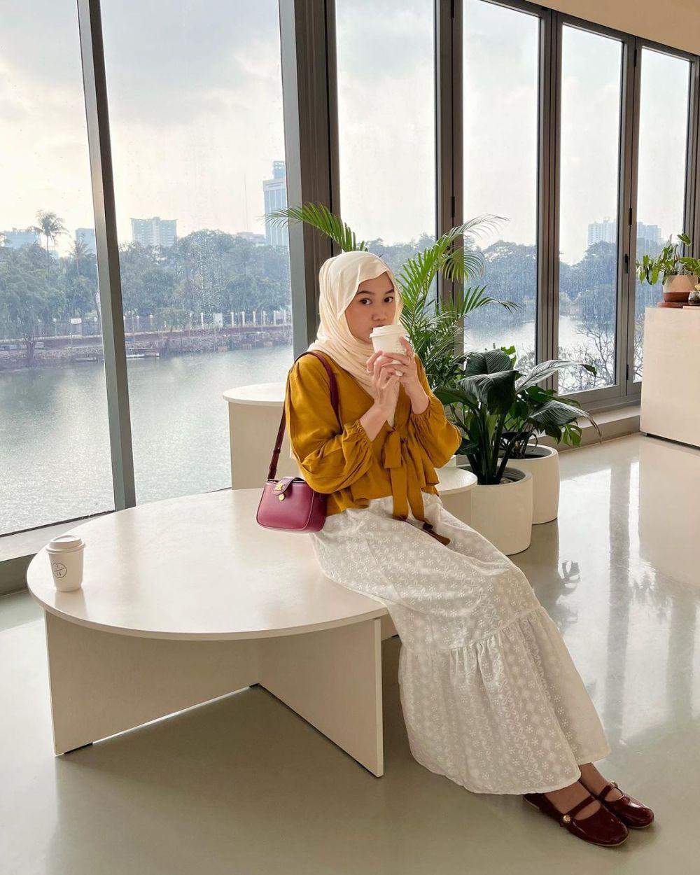 10 OOTD Hijab Putih ala Selebgram Adinda Valda, Gak Membosankan! 