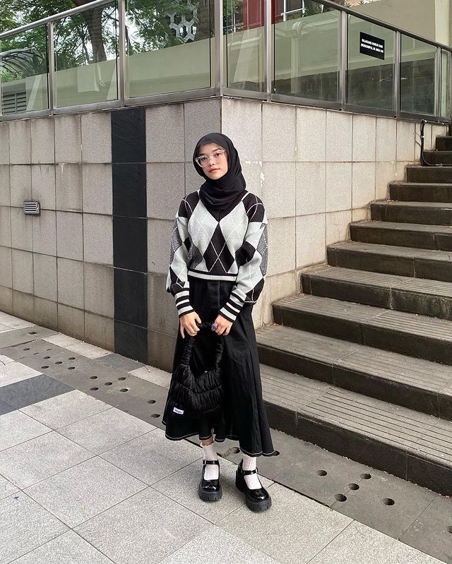 10 OOTD Hijab Nuansa Hitam Ala Zhafira, Gak Bikin Bosan