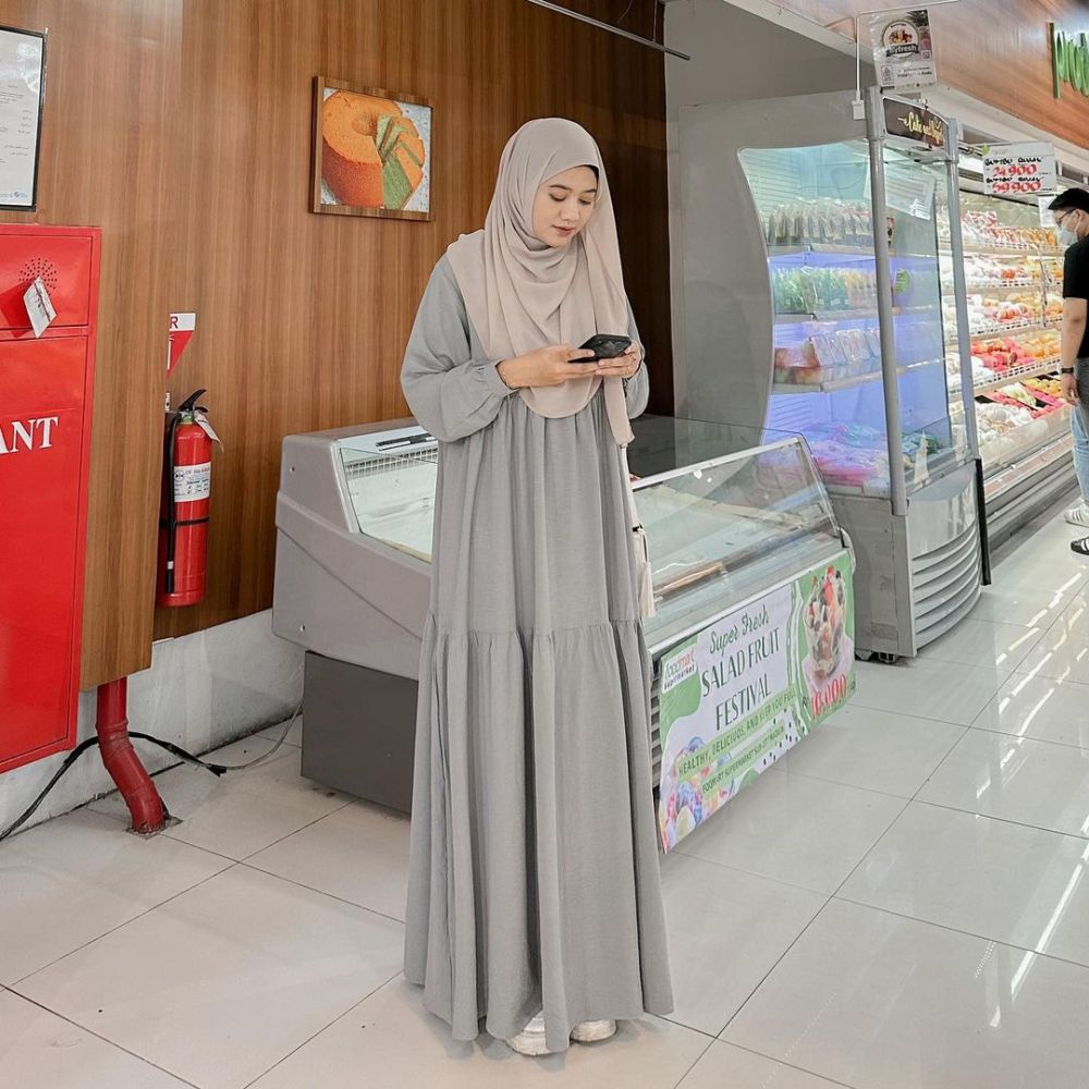 9 Inspirasi Gamis Syar'i ala Selebgram Livia, Pretty!