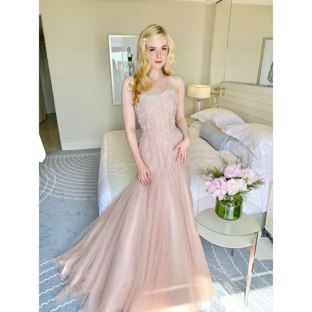 10 Penampilan Elle Fanning dalam Balutan Fancy Dress