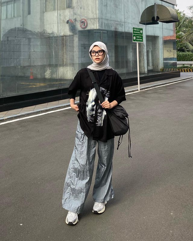 10 OOTD Hijab Nuansa Hitam Ala Zhafira, Gak Bikin Bosan