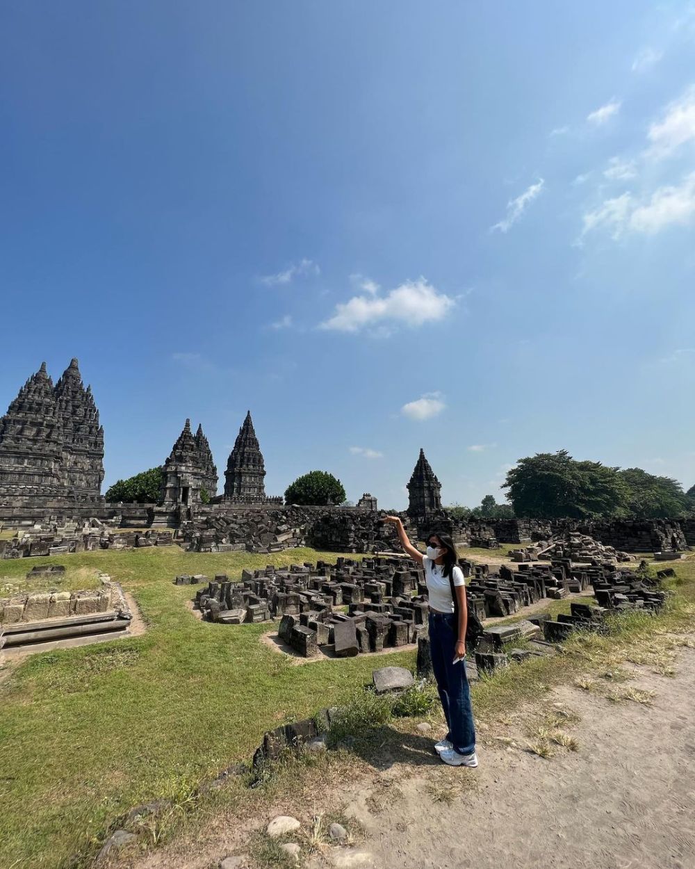 9 Momen Shenina Cinnamon Liburan di Jogja, ke Prambanan
