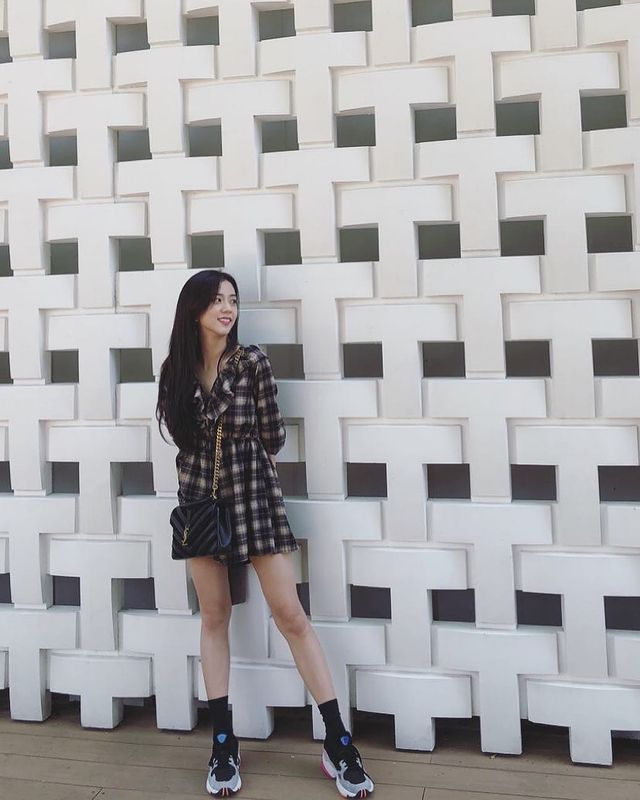 10 Ide Mix and Match Outfit Kotak-kotak ala Jisoo BLACKPINK, Trendi!