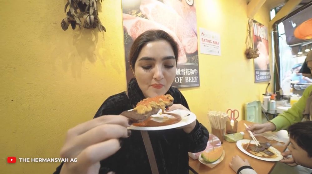 8 Potret Ashanty Jajan Street Food di Pasar Jepang, Rela Antre