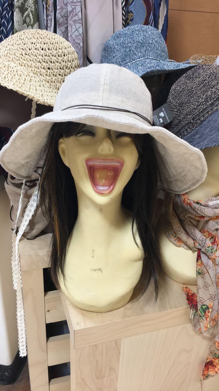 Patung Manekin yang Mencolok Mata