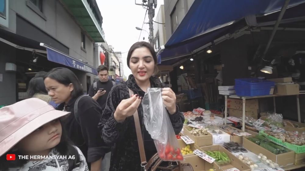 8 Potret Ashanty Jajan Street Food di Pasar Jepang, Rela Antre