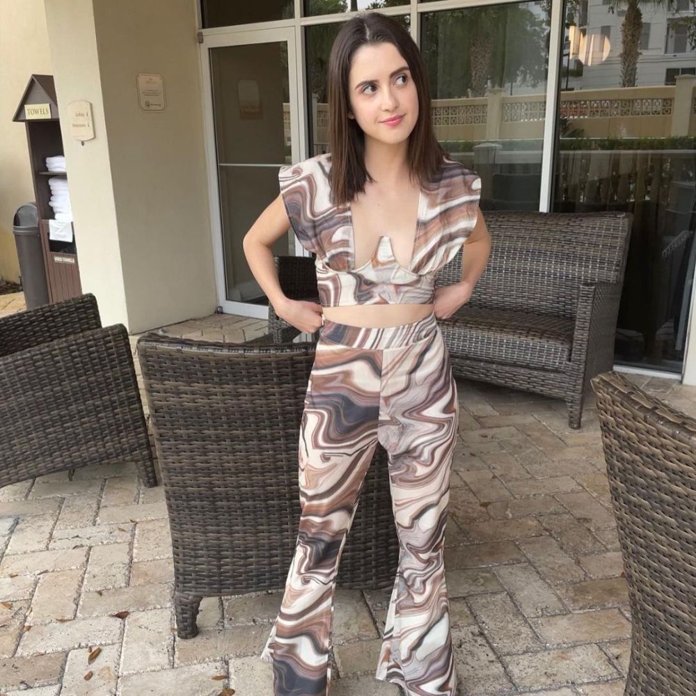 8 Ragam Outfit Laura Marano, OOTD Effortless Tetap Menawan