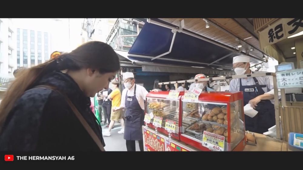 8 Potret Ashanty Jajan Street Food di Pasar Jepang, Rela Antre