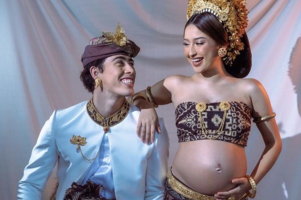 7 Pemotretan Intim Maternity Jennifer Coppen dan Kekasih, Jadi Sorotan