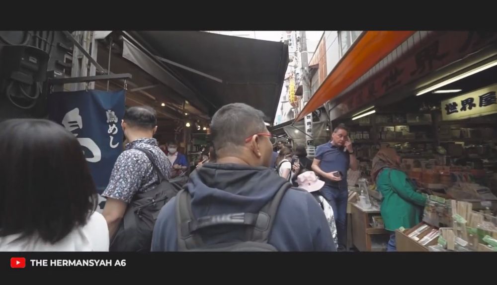 8 Potret Ashanty Jajan Street Food di Pasar Jepang, Rela Antre