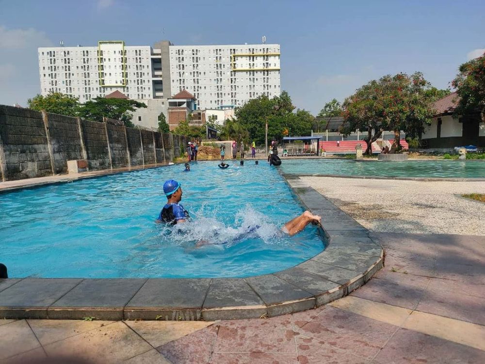7 Kolam Renang Anak di Surabaya, Bikin Puas Main Air!