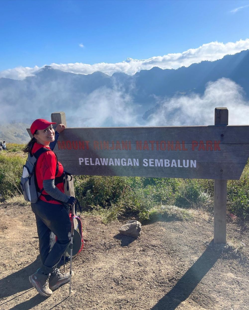 9 Potret Ira Wibowo Mendaki Gunung Rinjani di Lombok