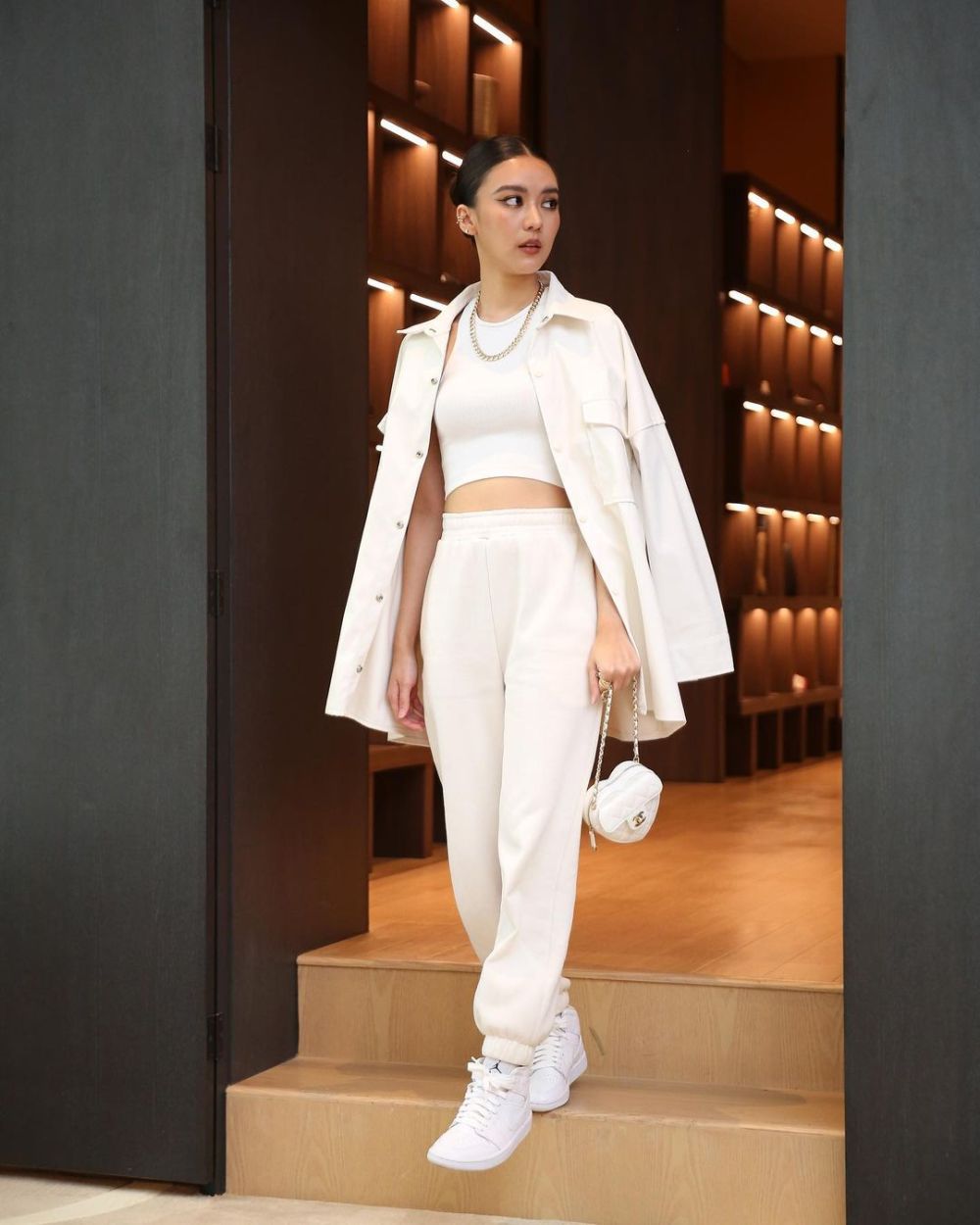 9 Ide Styling White Sneakers ala Pearwah Nichaphat