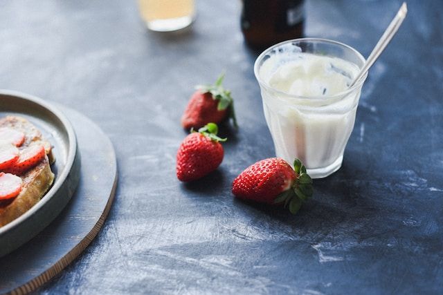 5 Perbedaan Lengkap Yogurt dan Sour Cream, Sama-sama Rasa Asam