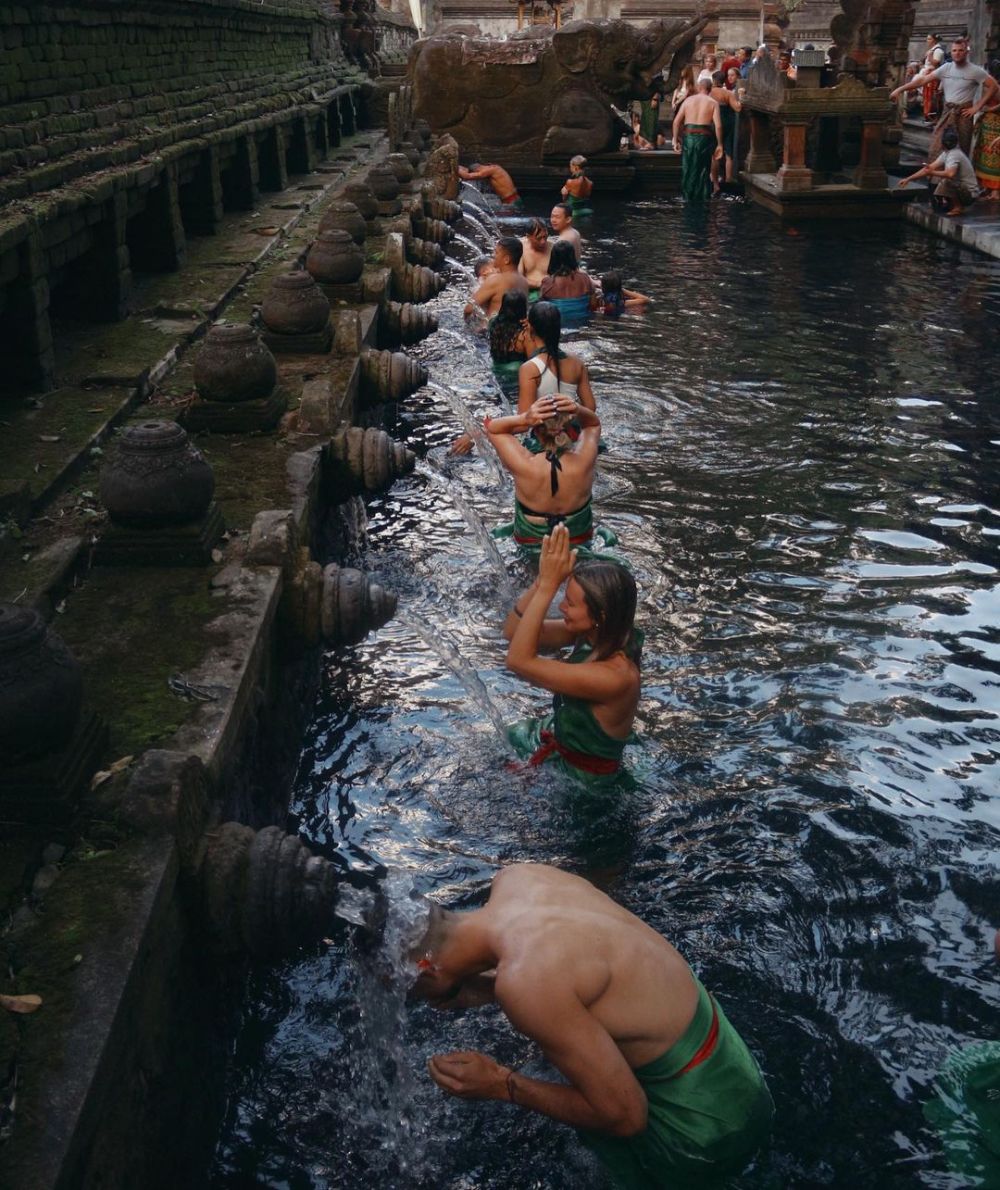 Cara Melukat di Pura Tirta Empul, Dikunjungi Guido Rodriguez