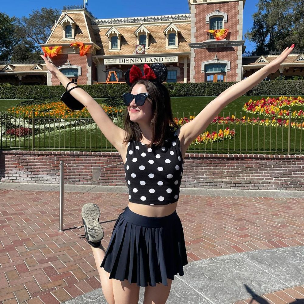 8 Ragam Outfit Laura Marano, OOTD Effortless Tetap Menawan