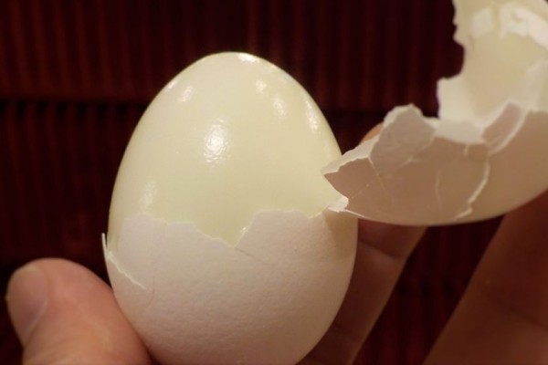 5 Tips Mengupas Telur Rebus agar Hasilnya Mulus dan Bulat Sempurna