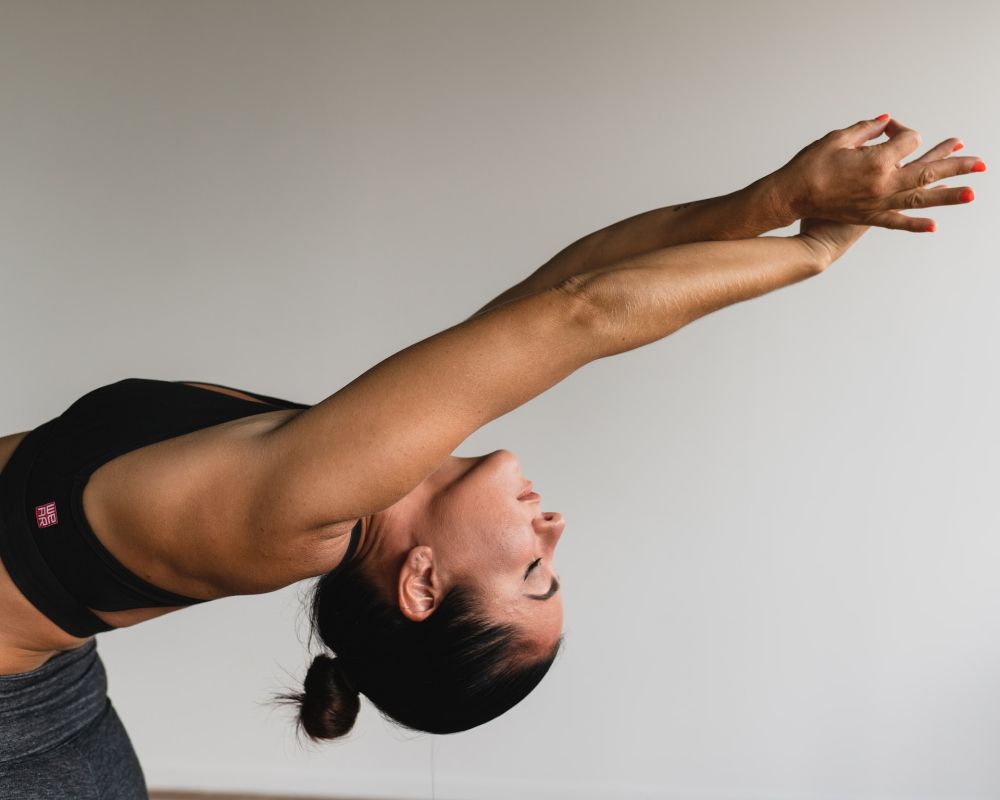 5 Manfaat Hot Yoga yang Sedang Tren, Ampuh Kurangi Stres! 