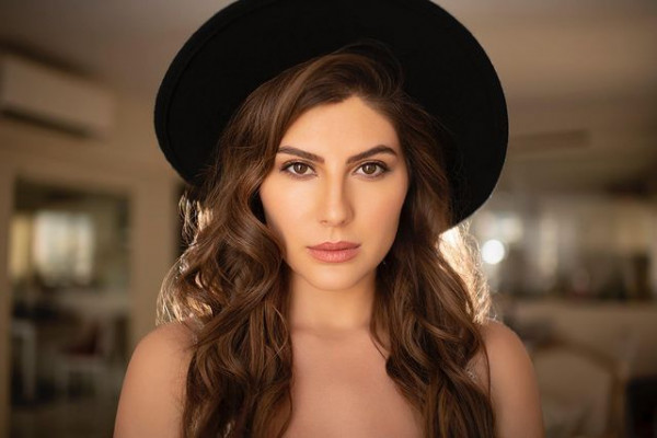 7 Potret Elnaaz Norouzi, Aktris India yang Debut Hollywood