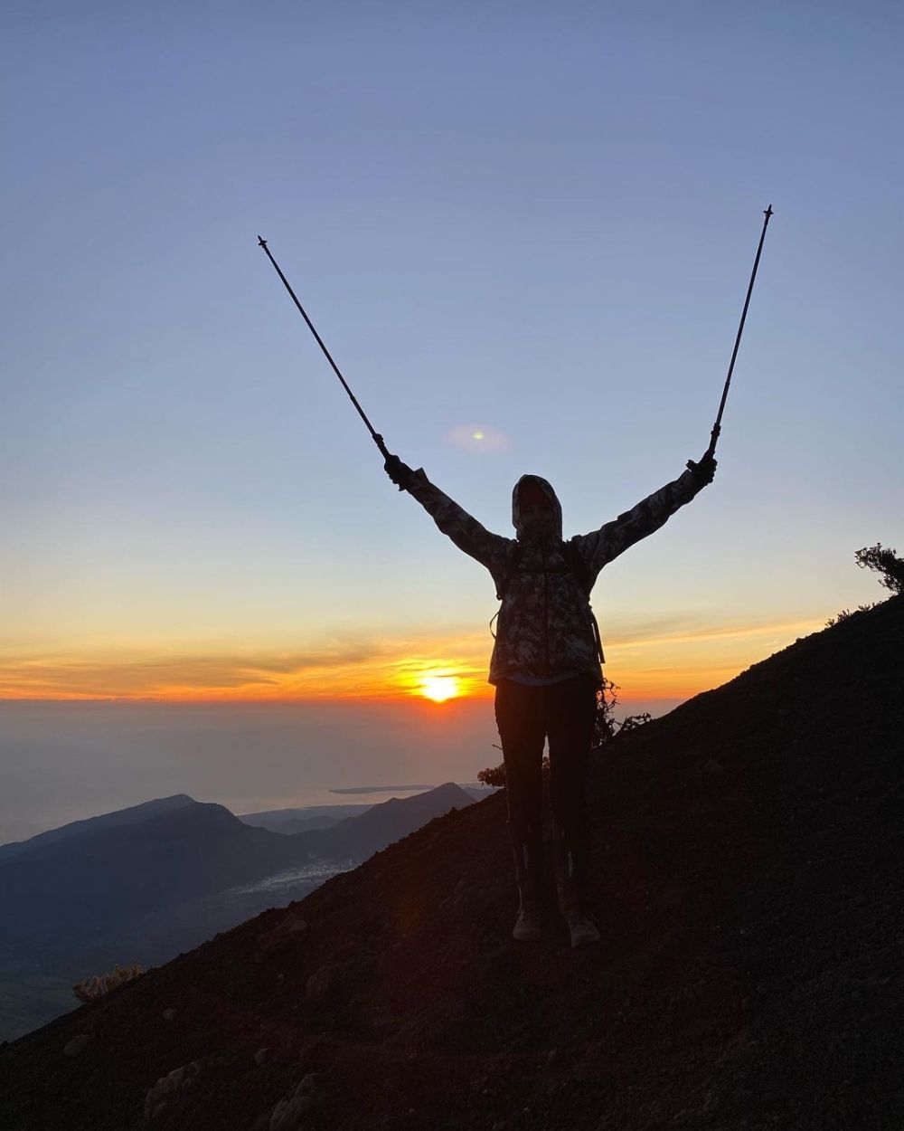9 Potret Ira Wibowo Mendaki Gunung Rinjani di Lombok