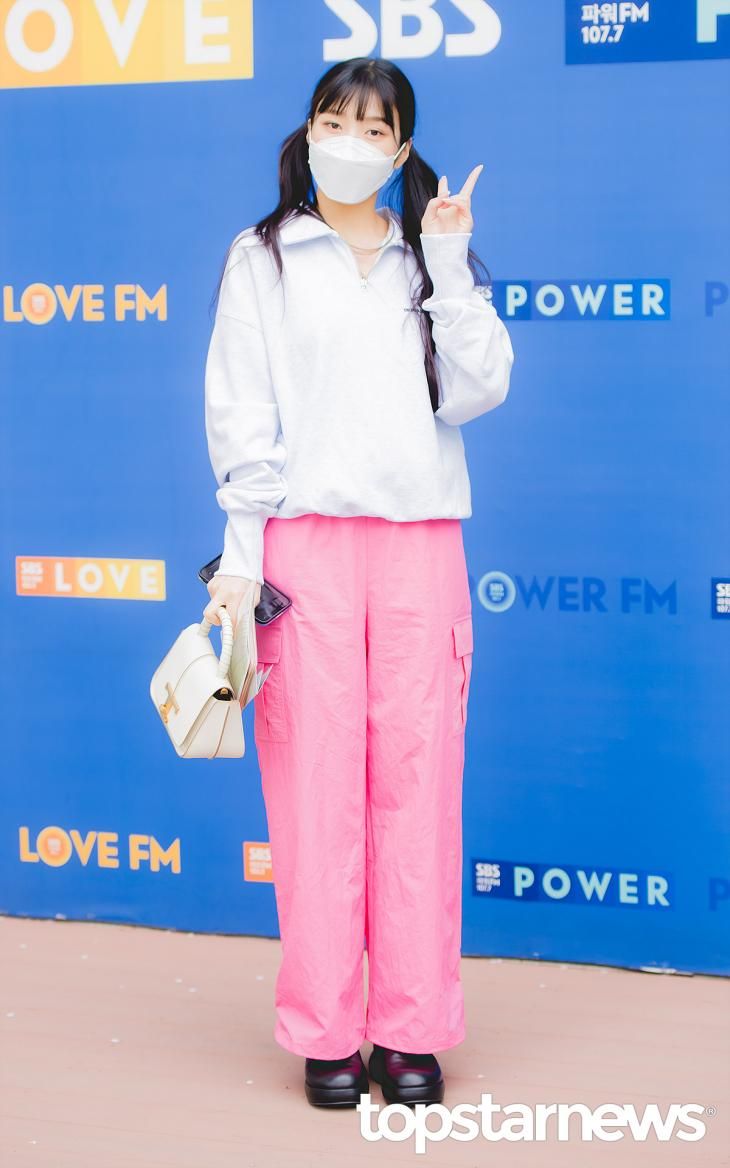 20 Ide Padu Padan Cargo Pants ala Red Velvet, Stylish Buat OOTD!