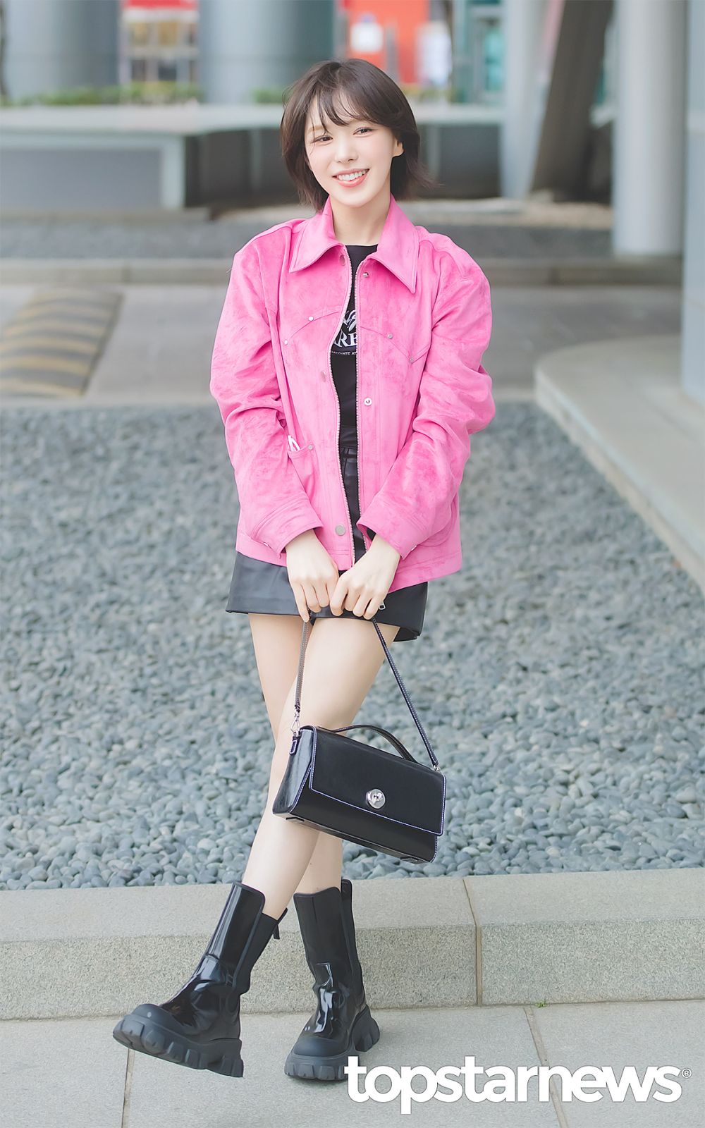 15 Inspirasi Leather Outfit ala Idol Cewek Korea, Kasual dan Trendi!