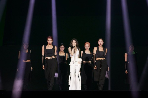 8 Potret Artis yang Datang ke Konser Solo Taeyeon, Ada Member SNSD