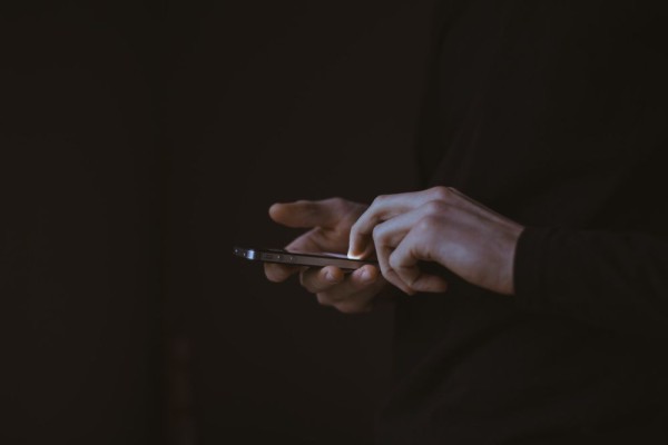 5 Alasan Mantan Masih Menghubungimu Meski Punya Pacar Baru