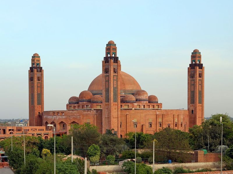 5 Magnificent Mosques in Pakistan, Suitable for Religious Tourism!