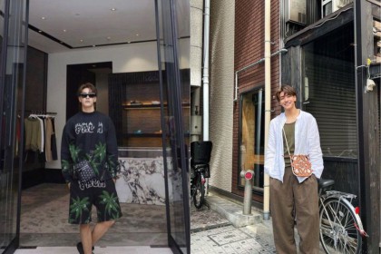 10 Ide Padu Padan Sling Bag ala Joong Archen, Bikin Gak Boring