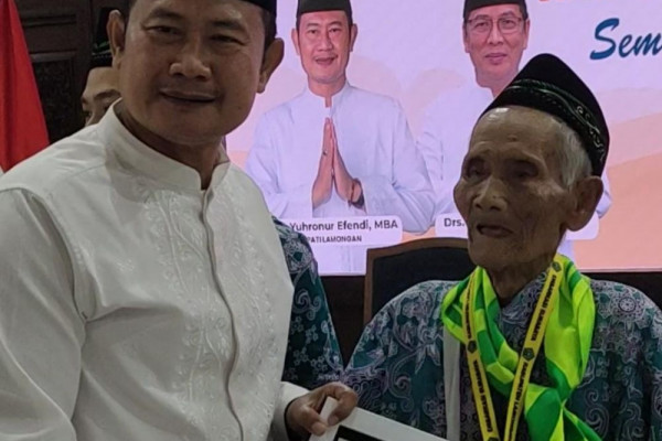 Buah Ketekunan Mbah Lahar, Haji dari Hasil Jualan Kipas Bambu