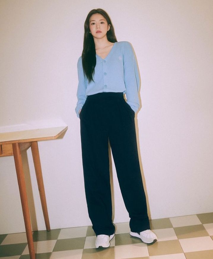 10 OOTD Kasual ala Go Youn Jung, Style yang Modis Abis