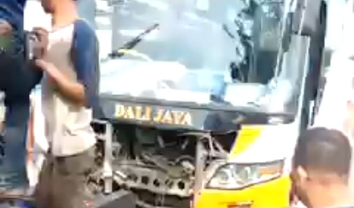 Gagal Nyalip, 2 Pemotor di Bojonegoro Tewas Tertabrak Bus