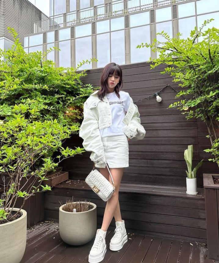 10 Gaya OOTD Hangout ala Yujin IVE, Look Fashionable