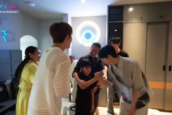 7 Momen NCT DoJaeJung Room Tour Kamar Rafathar, Jungkir Balik di Kasur