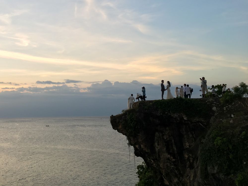 7 Potret Pantai Balangan Bali, Spot Favorit Foto Prewedding