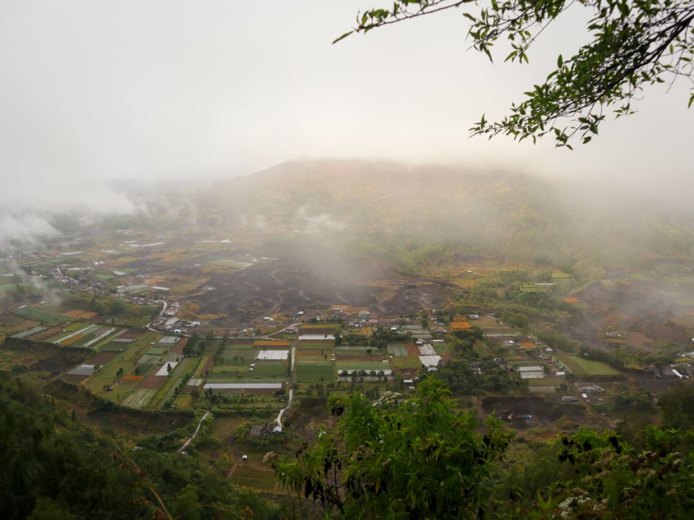Pesona Bukit Desa Pinggan, Melihat Negeri di Atas Awan