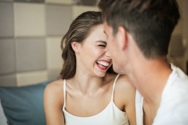 5 Tips Pakai Humor untuk Tingkatkan Hubungan Asmara