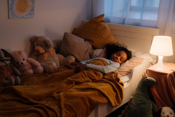 5 Drama saat Anak Belajar Tidur Sendiri, Ngompol Melulu