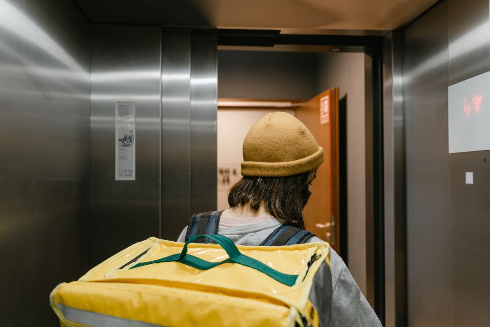 7 Hal Perlu Diperhatikan Saat Gunakan Lift, Semuanya Jadi Nyaman