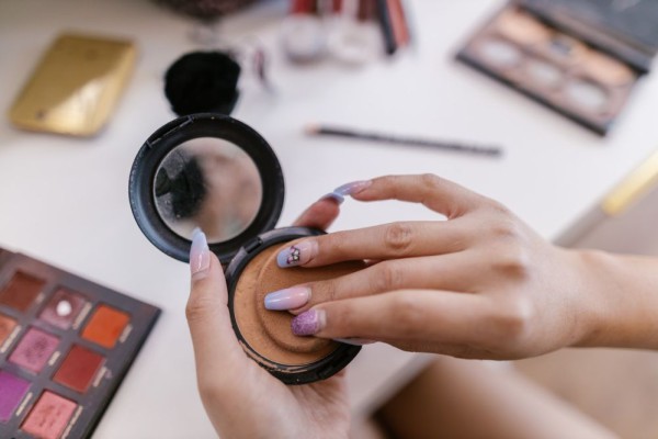 5 Kesalahan Memakai Bedak yang Bikin Makeup Jadi Rusak