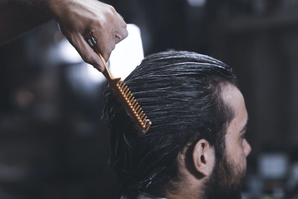 5 Kebiasaan yang Membuat Rambut Mudah Rontok, Sebaiknya Hindari!