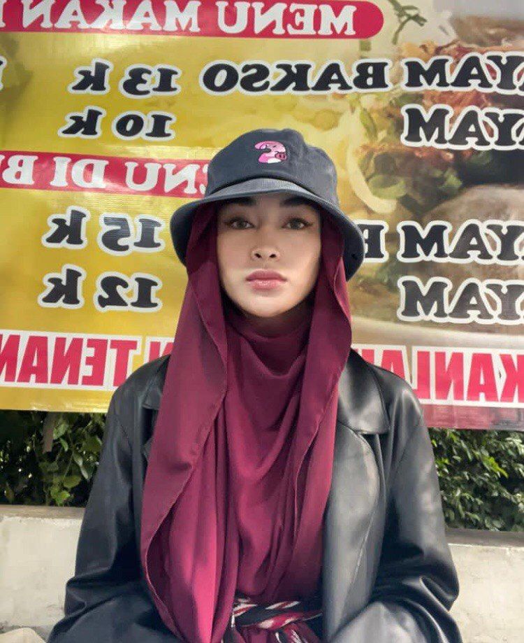 10 OOTD Hijab Pakai Topi ala Diniyah Nurmala, Tambah Manis